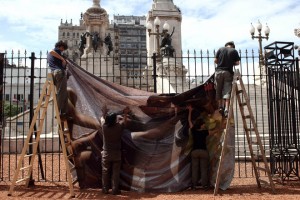 “19 y 20 FOTOPERIODISMO EN LA CALLE, intervención de fotografía urbana”. Colectiva selección de fotografías del 19 y 20 de diciembre de 2001. 2011, ARGRA, Buenos Aires, Argentina.