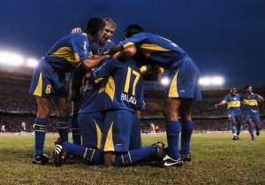 El equipo de Boca Juniors, festeja su priemr gol en el encuentro por la Copa Sudamericana frente a Juniors de Barranquilla el 17 de mayo de 2004 en Barranquilla, Colombia.