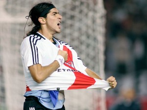 Sebastián Abreu, festeja su gol ante San Lorenzo durante el partido por los cuartos de la Copa America el 8 de mayo de 2008. CABA, Argentina.